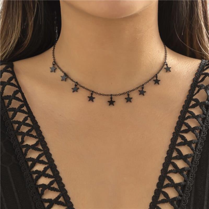 Bijou collier chaine de poitrine avec pendentif noir