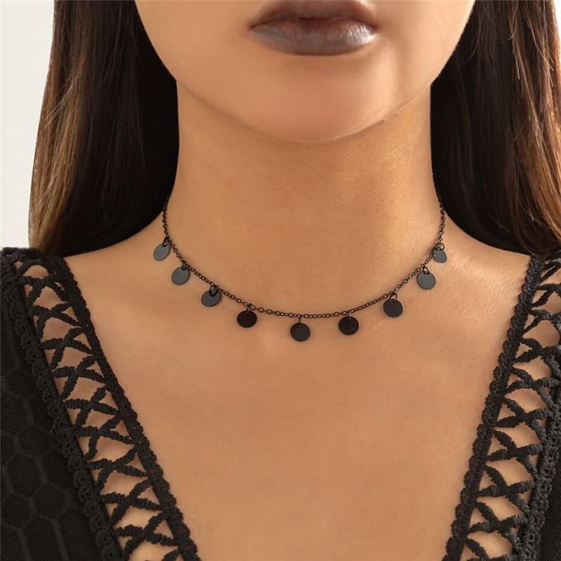 Bijou collier chaine de poitrine avec pendentif noir