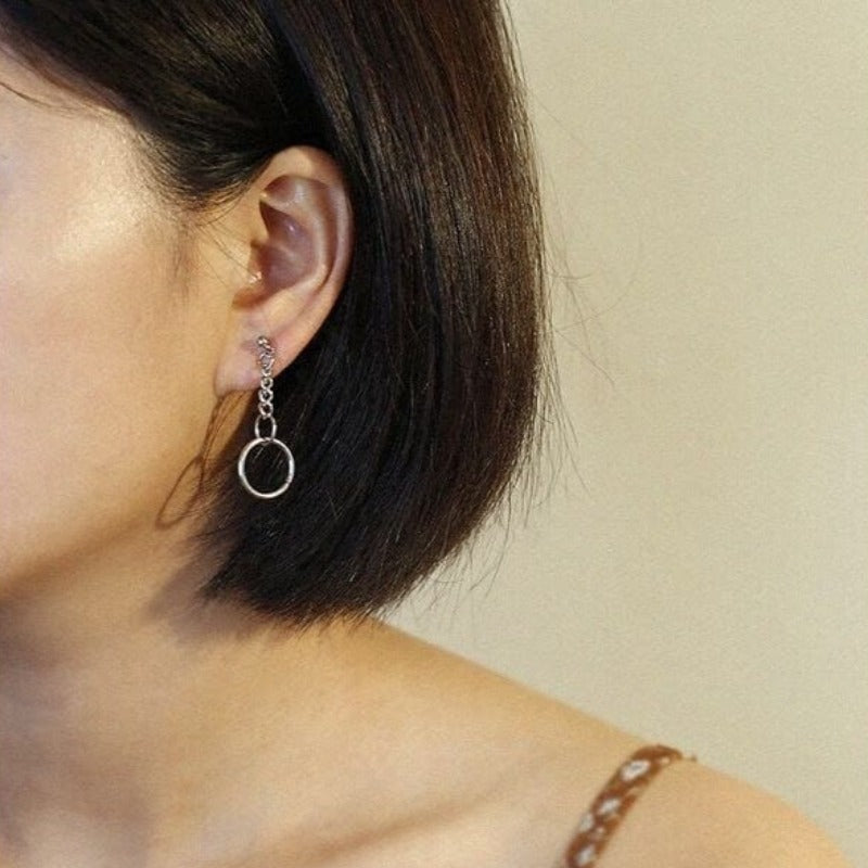 Boucle d’oreille chaine pendante avec anneau