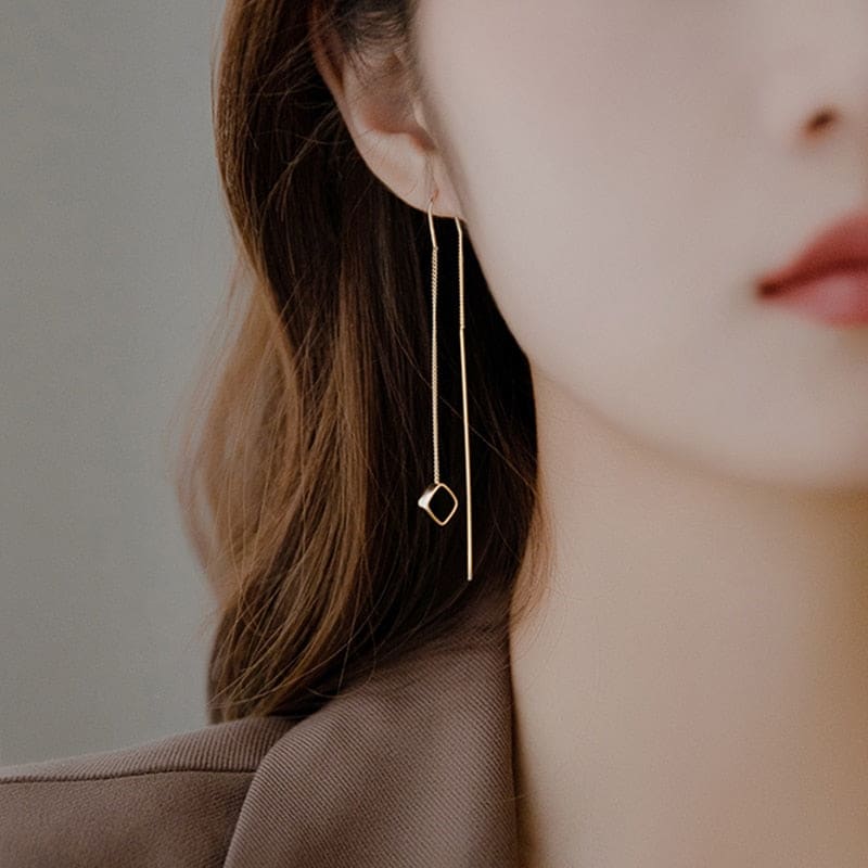 Boucle d’oreille chaine pendante avec carré noir