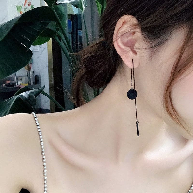 Boucle d’oreille chaine pendante boule noire
