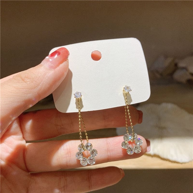 Boucle d’oreille chaine pendante fleur de cristal