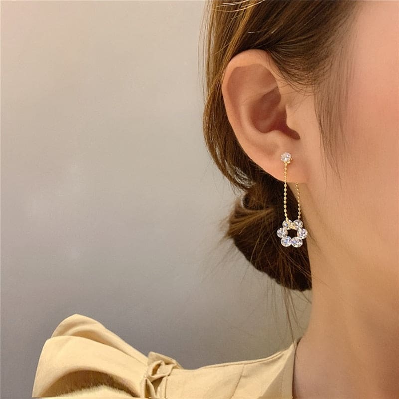 Boucle d’oreille chaine pendante fleur de cristal