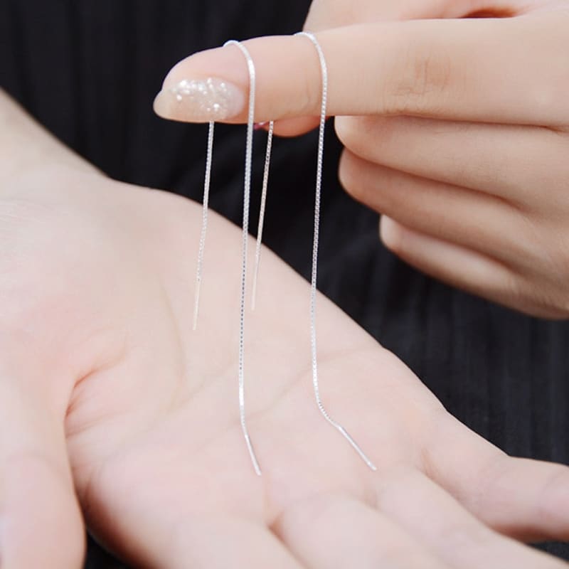 Boucle d’oreille chaine traversante et pendante minimaliste