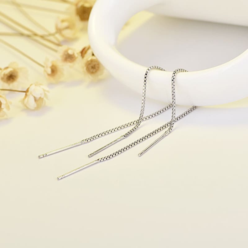 Boucle d’oreille chaine traversante et pendante minimaliste
