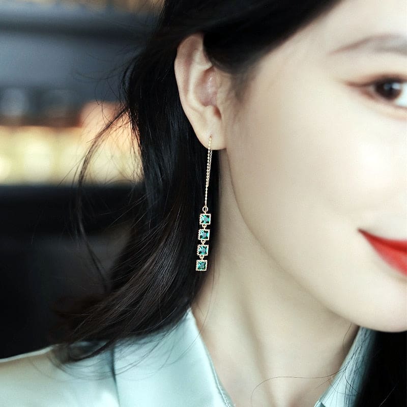 Boucle d’oreille chaine traversante et pendante verte