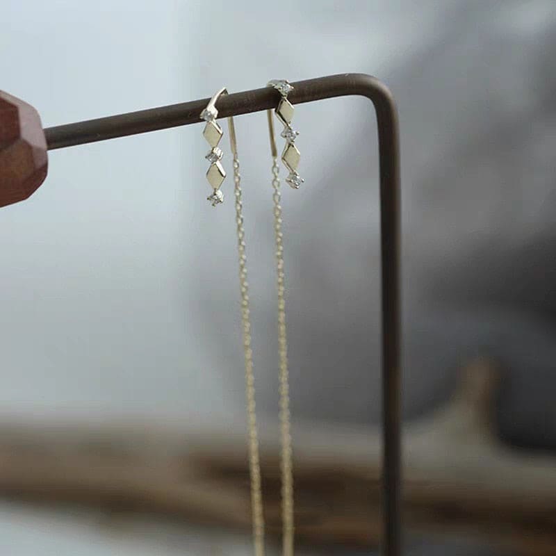 Boucle d’oreille chaine traversante losange doré