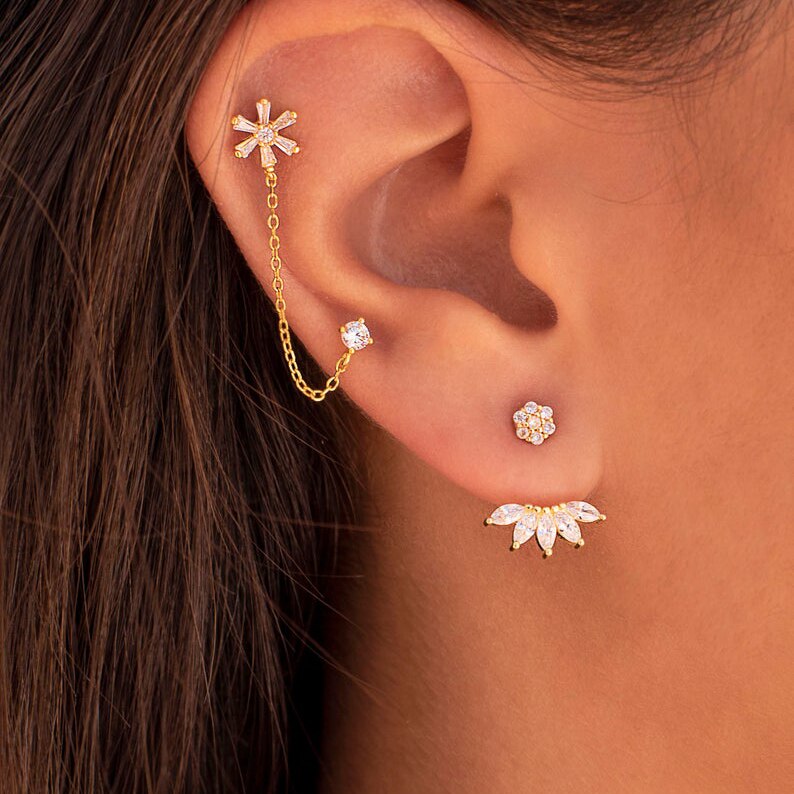 Boucle d'oreille Double Perçage avec Fleur en Zircone Cubique