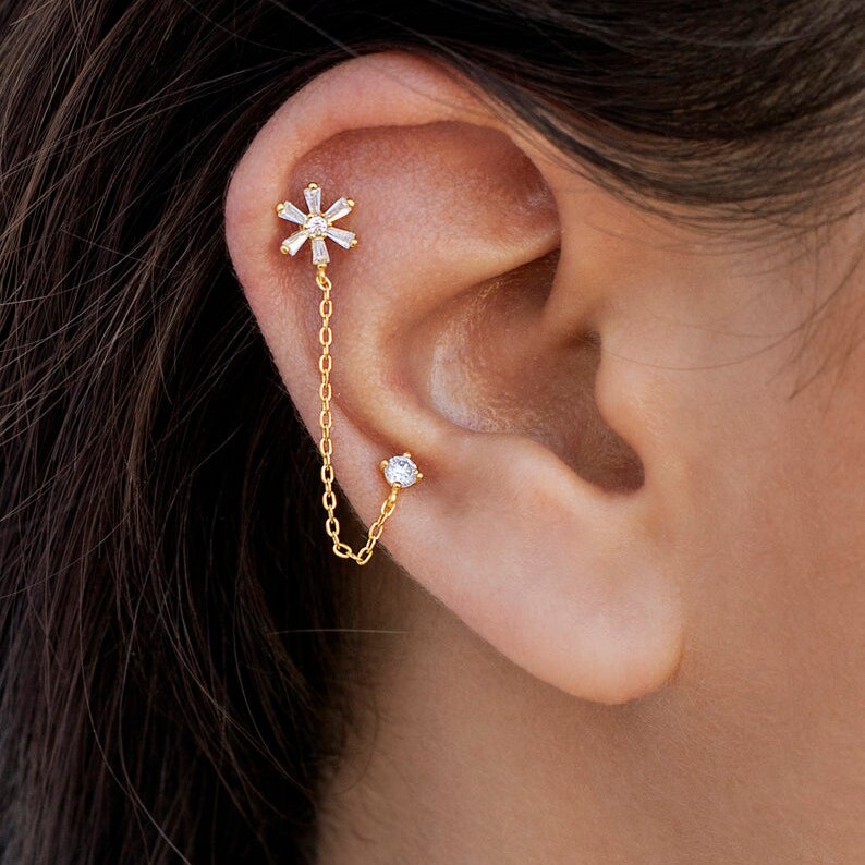 Boucle d'oreille Double Perçage avec Fleur en Zircone Cubique