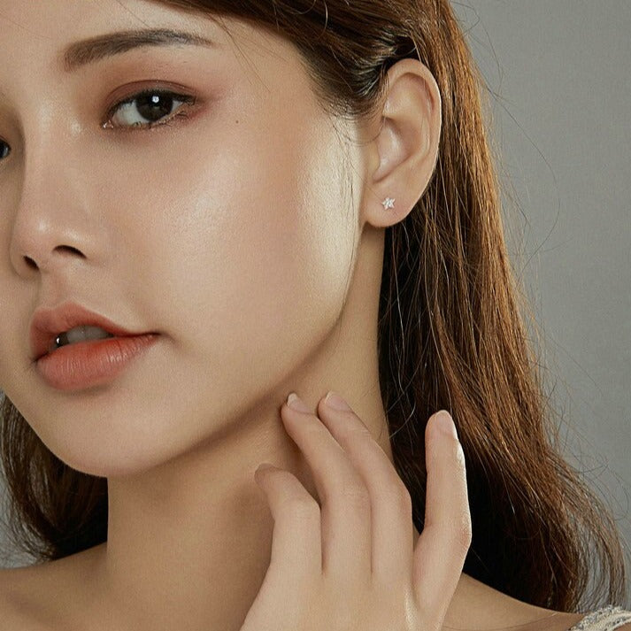 Boucle d'oreille deux trous avec motifs de lune et d'étoiles