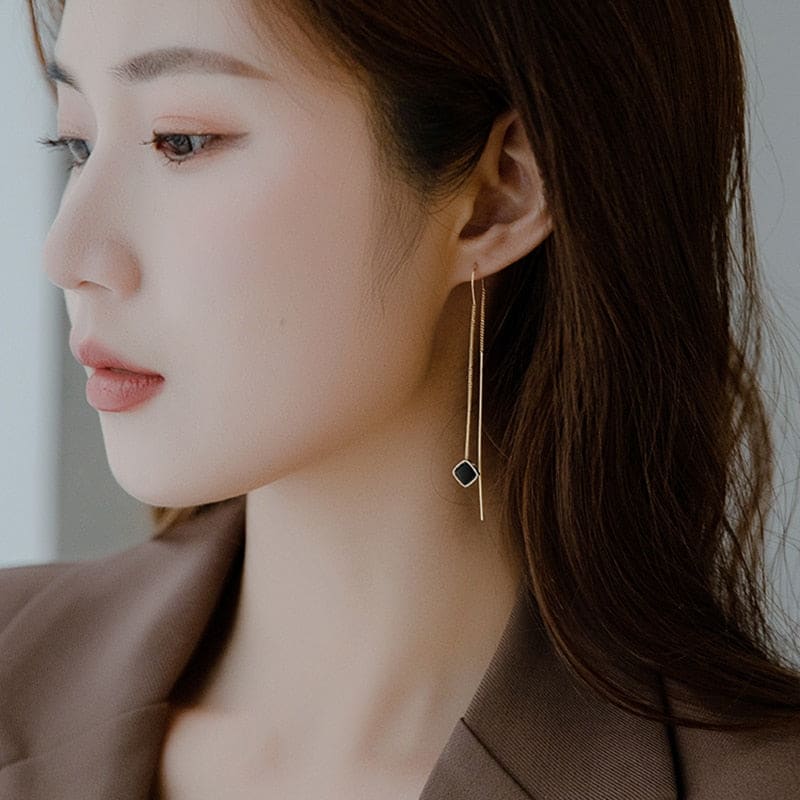 Boucle d’oreille chaine pendante avec carré noir