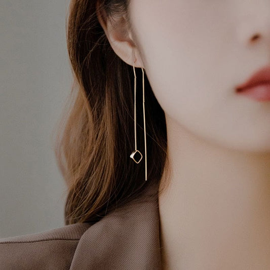 Boucle d’oreille chaine pendante avec carré noir