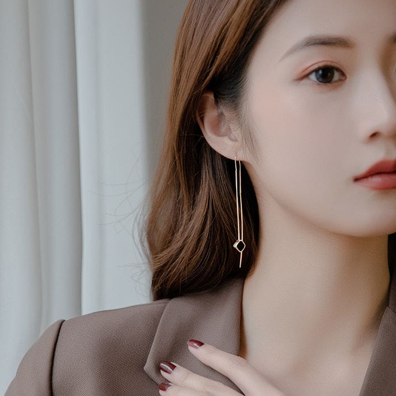 Boucle d’oreille chaine pendante avec carré noir