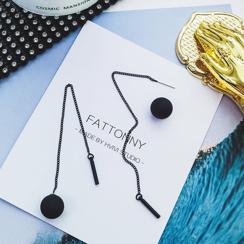 Boucle d’oreille chaine pendante boule noire