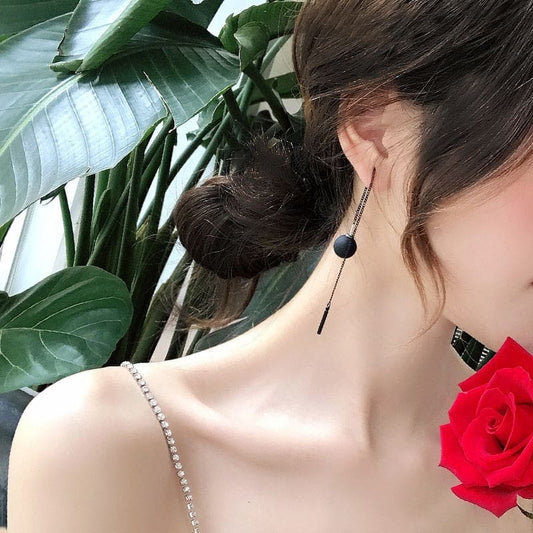 Boucle d’oreille chaine pendante boule noire