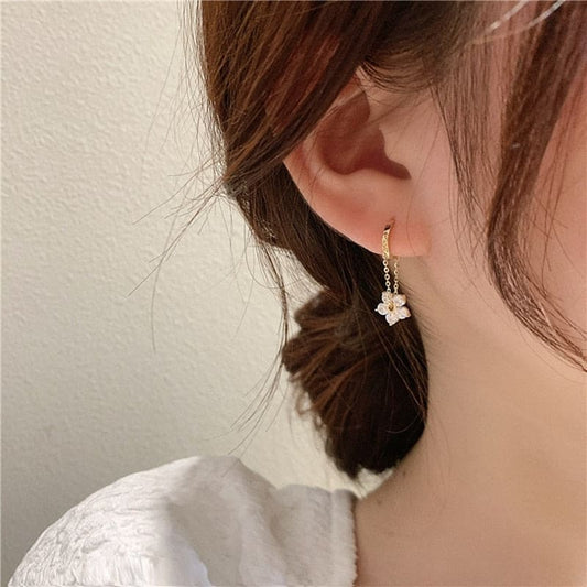 Boucle d’oreille chaine pendante fleur