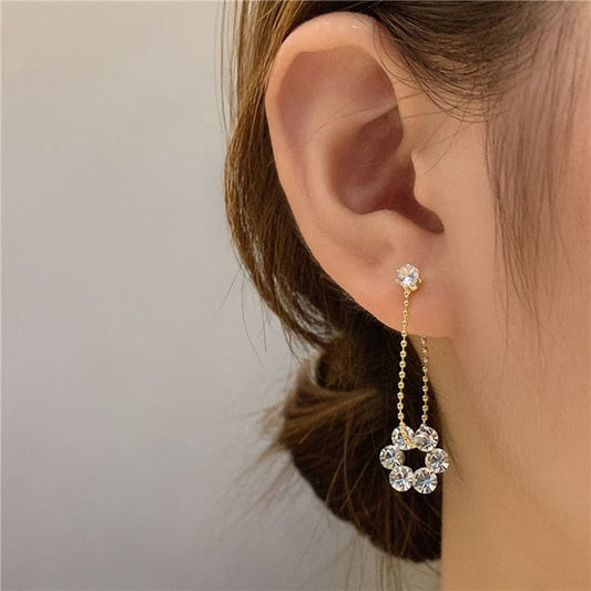 Boucle d’oreille chaine pendante fleur de cristal