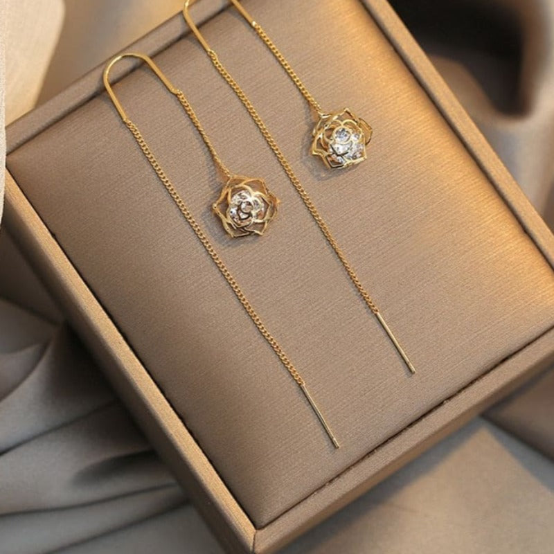 Boucle d’oreille chaine traversante avec rose