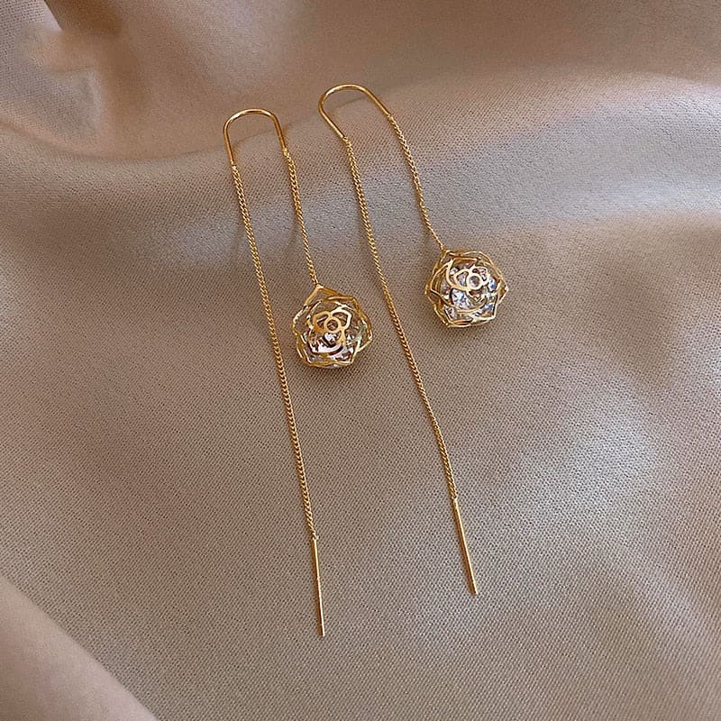 Boucle d’oreille chaine traversante avec rose