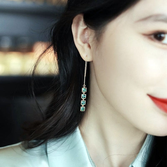 Boucle d’oreille chaine traversante et pendante verte