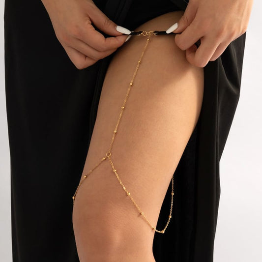 Chaine de cuisse aux petites perles dorées