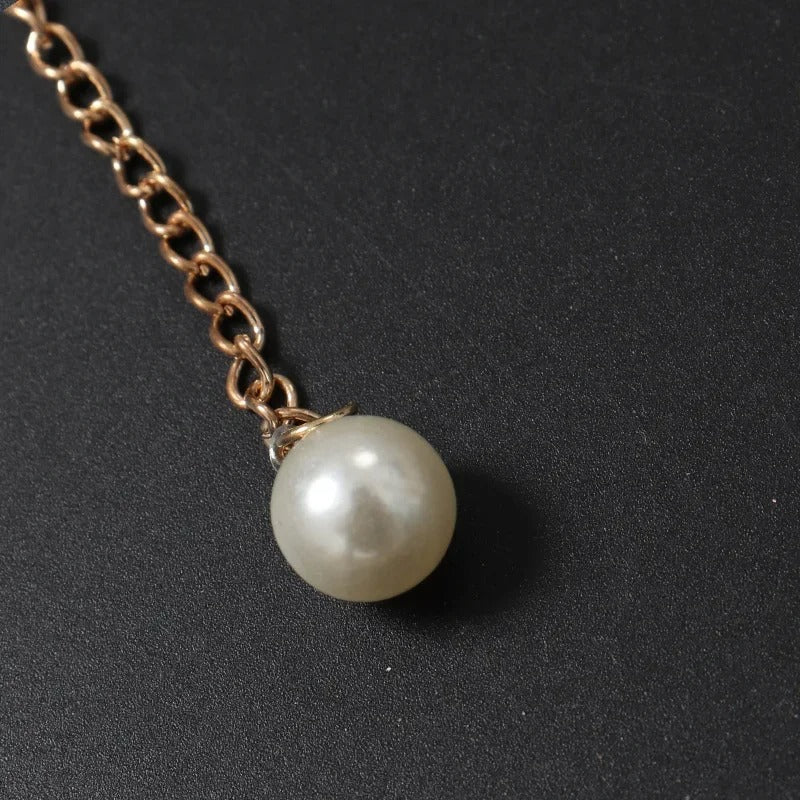Chaine de cuisse avec grande perle blanche