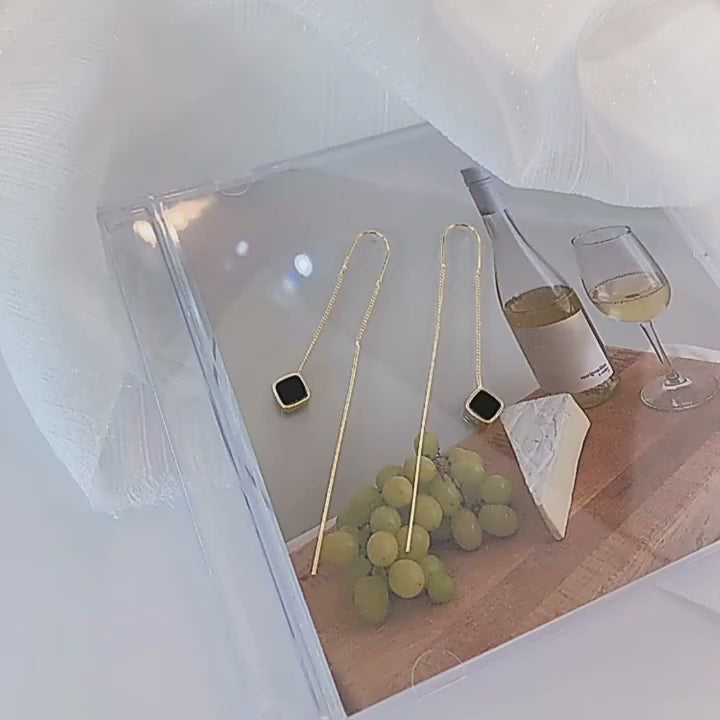 Video boucle d’oreille chaine pendante avec carré noir