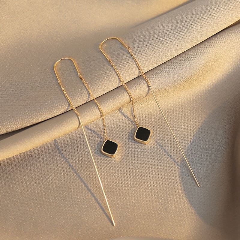 Boucle d’oreille chaine pendante avec carré noir